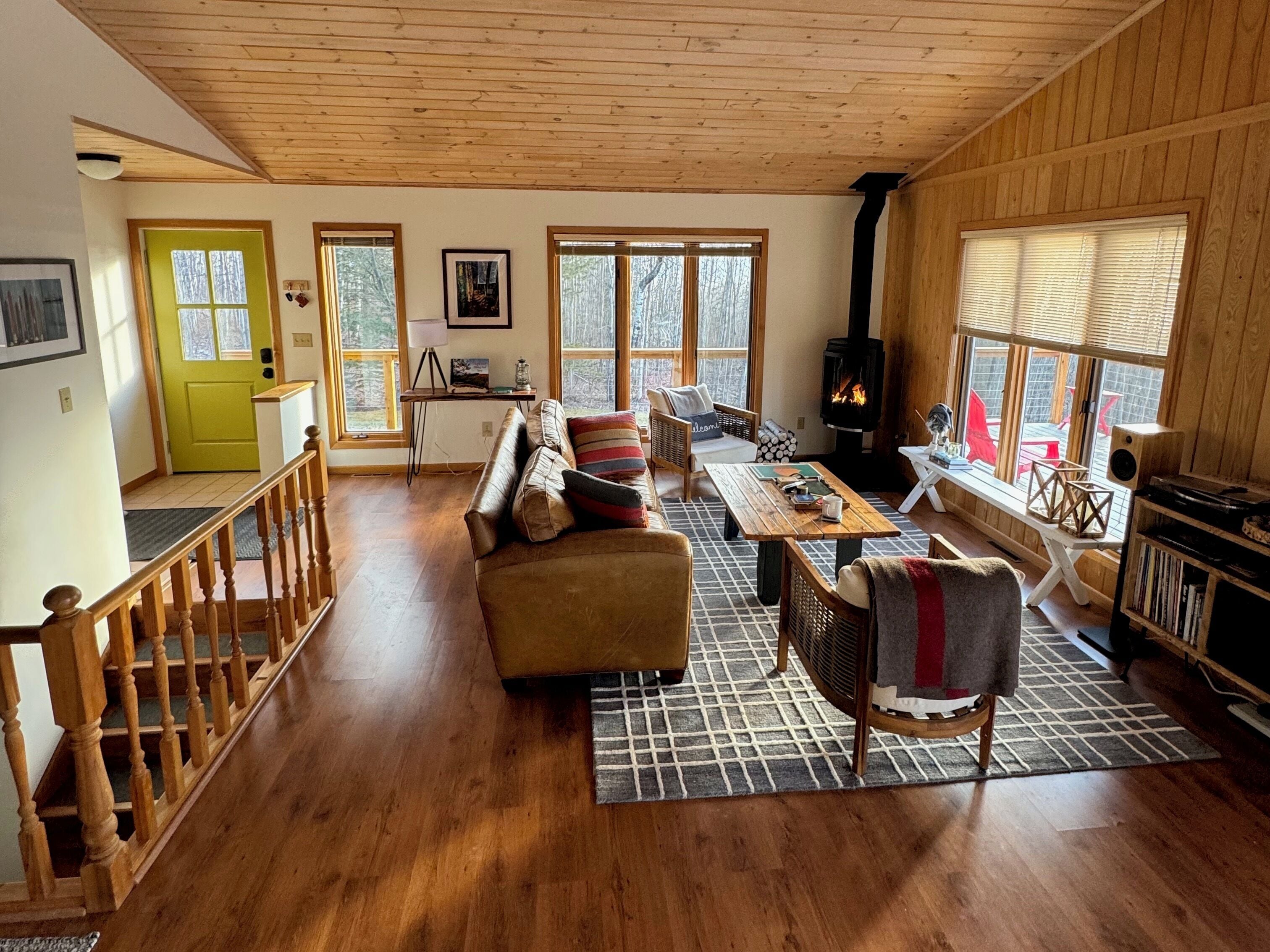 Smart TV, chimenea, libros y biblioteca musical 