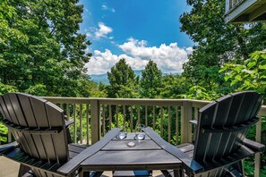 Property grounds - Sleeps 20, 5 min to downtown, Views, Theatre, Hot Tub, Game Room, Bears (Gatlinburg)