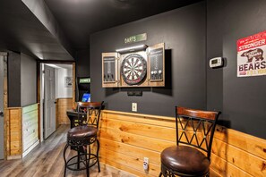 Interior - Sleeps 20, 5 min to downtown, Views, Theatre, Hot Tub, Game Room, Bears (Gatlinburg)