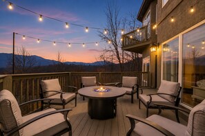 Terrace/patio - Sleeps 20, 5 min to downtown, Views, Theatre, Hot Tub, Game Room, Bears (Gatlinburg)