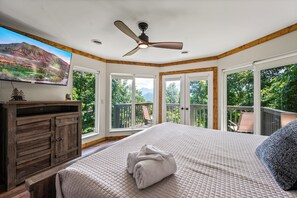 9 bedrooms, iron/ironing board, WiFi, bed sheets - Sleeps 20, 5 min to downtown, Views, Theatre, Hot Tub, Game Room, Bears (Gatlinburg)