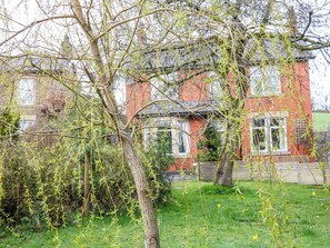 A red brick house with a garden in front. - Glenside Lodge (High Peak)
