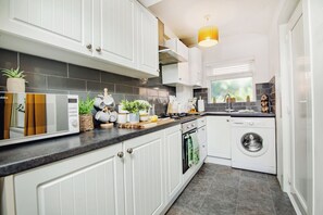 Fridge, microwave, oven, stovetop - Blue Lagoon Retreat Escape | Free Parking | 16PPL (Sheffield)