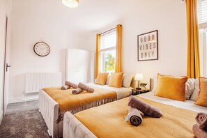 3 bedrooms, desk, iron/ironing board, free WiFi - Blue Lagoon Retreat Escape | Free Parking | 16PPL (Sheffield)