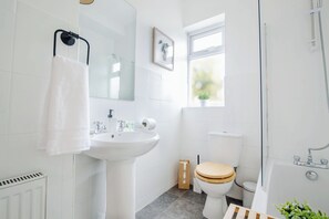 Hair dryer, towels, soap, shampoo - Blue Lagoon Retreat Escape | Free Parking | 16PPL (Sheffield)