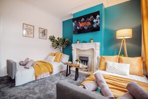 3 bedrooms, desk, iron/ironing board, free WiFi - Blue Lagoon Retreat Escape | Free Parking | 16PPL (Sheffield)