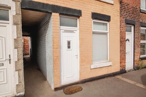 Exterior detail - Blue Lagoon Retreat Escape | Free Parking | 16PPL (Sheffield)