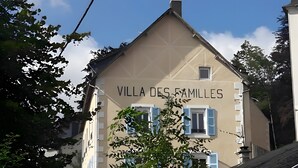 Un edificio con el letrero 'VILLA DES FAMILLES', que indica un establecimiento para familias.