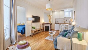 A modern apartment with a living room, kitchen, and bedroom. - Charming apartment in the center of Paris (Paris)