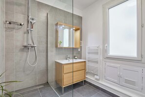 Shower, hair dryer - Charming apartment in the center of Paris (Paris)