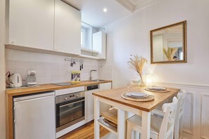 Fridge, oven, stovetop, dishwasher - Charming apartment in the center of Paris (Paris)