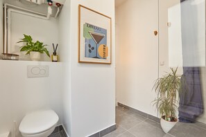 Shower, hair dryer - Charming apartment in the center of Paris (Paris)