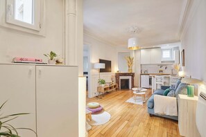 TV, offices - Charming apartment in the center of Paris (Paris)