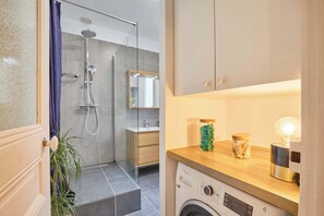 Shower, hair dryer - Charming apartment in the center of Paris (Paris)