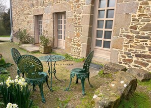 Outdoor dining - Nice stoned house with garden between Saint Malo & Mont Saint Michel (Baguer-Morvan)