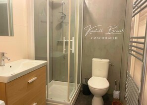 Douche, sĂšche-cheveux, serviettes fournies, papier toilette