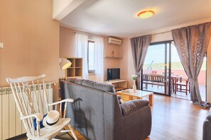 Ping pong - A charming flat just 490 metres from the beach, with sea views, a swimming pool and a playground (Banjole)