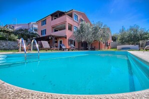 Pool - A charming flat just 490 metres from the beach, with sea views, a swimming pool and a playground (Banjole)