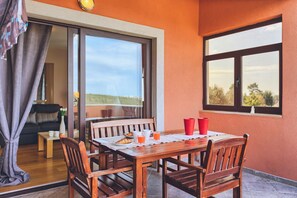 Outdoor dining - A charming flat just 490 metres from the beach, with sea views, a swimming pool and a playground (Banjole)