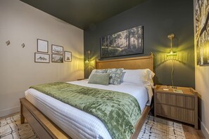 3 habitaciones, tabla de planchar con plancha y cuna de viaje 