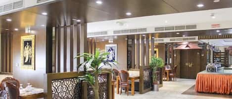 2 restaurants; breakfast and dinner served