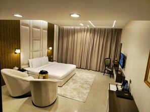 Egyptian cotton sheets, premium bedding, minibar, in-room safe