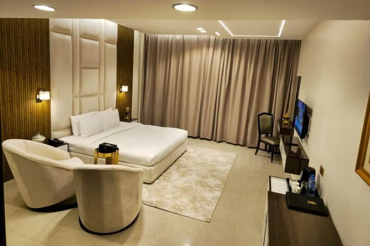 Deluxe Double Room, 1 King Bed, Hill View | Egyptian cotton sheets, premium bedding, minibar, in-room safe