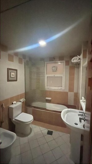 Family Double or Twin Room, City View | Bathroom - CLIFTON INTERNATIONAL HOTEL (Road)