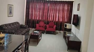 Familien-Doppel- oder -Zweibettzimmer, Stadtblick | Wohnbereich