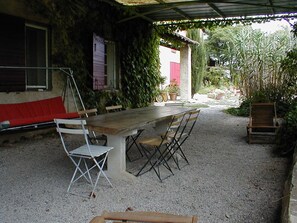 Outdoor dining - Vrbo Property (Ginasservis)