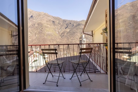 Property grounds. Charming mountain apartment: relaxation for couples, families and pets, bbq