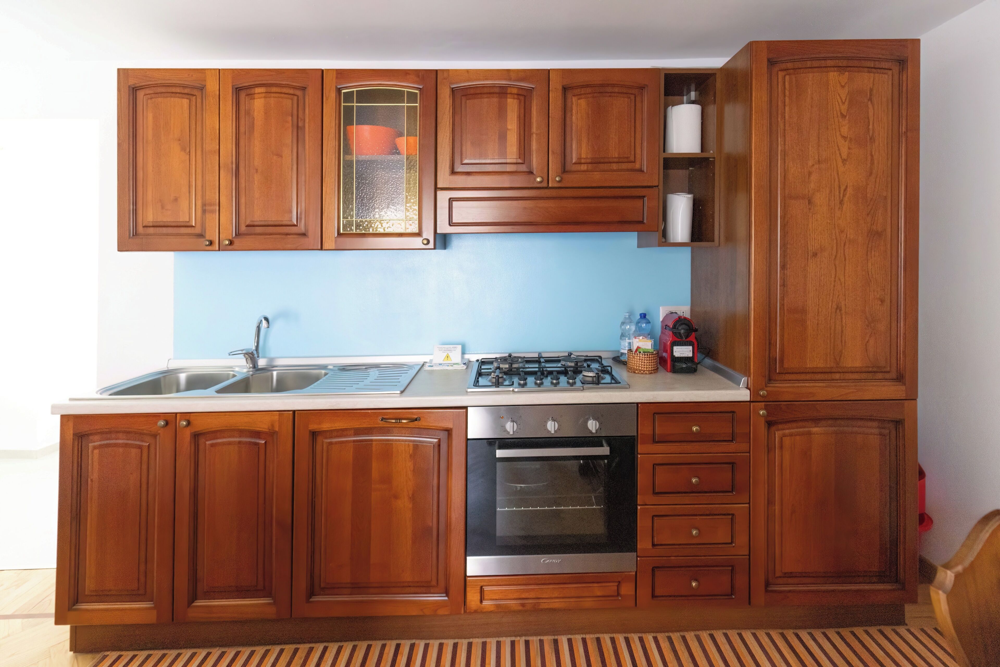 Frigorifero, microonde, forno, piano cottura