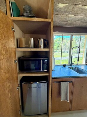 Fridge, microwave, coffee/tea maker, electric kettle - AHMA Riverside Fishing Cottage (Canton)