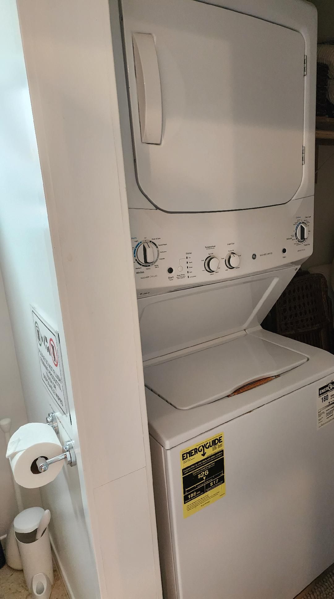 Eine Waschmaschine mit Frontlader, Bedienfeld, Tür und einem Label zur Angabe des Energieverbrauchs.