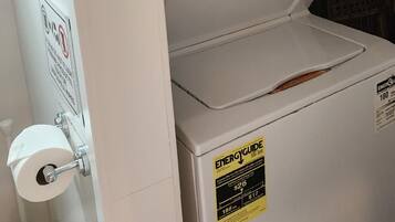 Eine Waschmaschine mit Frontlader, Bedienfeld, Tür und einem Label zur Angabe des Energieverbrauchs.