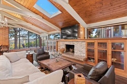 Mountain Top Luxury Hot Tub Sauna Views Close to Red Rocks Amphitheater 