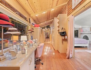 Room - Mountain Top Luxury Hot Tub Sauna Views Close to Red Rocks Amphitheater  (Golden)