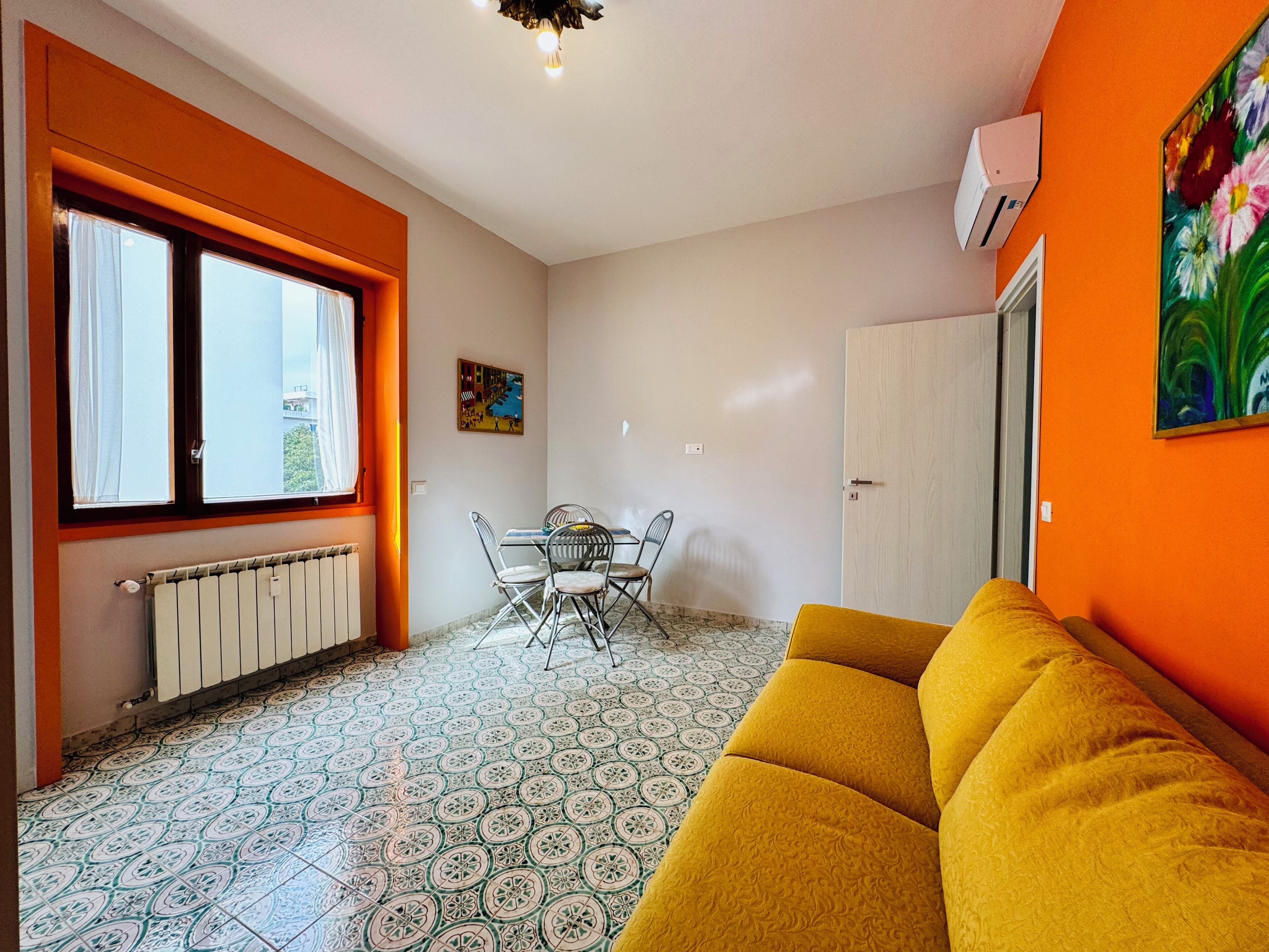 Suite, Stadtblick | Wohnbereich | 32-Zoll-Flachbildfernseher mit Digitalempfang