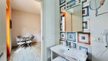 In-room safe, soundproofing, free WiFi
