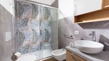 Apartamento, 2 habitaciones, balcón | Baño