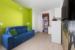 Departamento, 2 habitaciones, balcón | Área de sala de estar