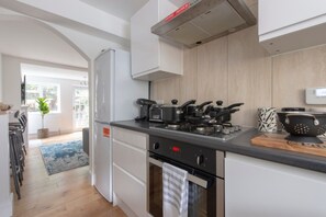 Private kitchen - Spacious 4BR Townhouse for 9 near Tufnell Park & Holloway (London)