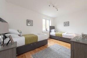 4 slaapkamers, een strijkplank/strijkijzer, wifi, beddengoed