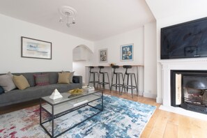 Living area - Spacious 4BR Townhouse for 9 near Tufnell Park & Holloway (London)