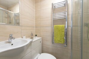 Dusche, Haartrockner, Handtücher, Seife