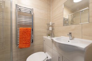 Bathroom - Spacious 4BR Townhouse for 9 near Tufnell Park & Holloway (London)