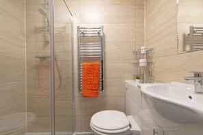 Dusche, Haartrockner, Handtücher, Seife