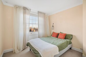 1 bedroom, iron/ironing board, free WiFi, bed sheets - Apartment Sleeps 3 With Garden (London)