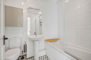 Combined shower/bathtub, deep-soaking bathtub, hair dryer, towels - Apartment Sleeps 3 With Garden (London)