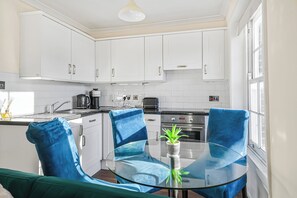 Fridge, microwave, oven, stovetop - Apartment Sleeps 3 With Garden (London)